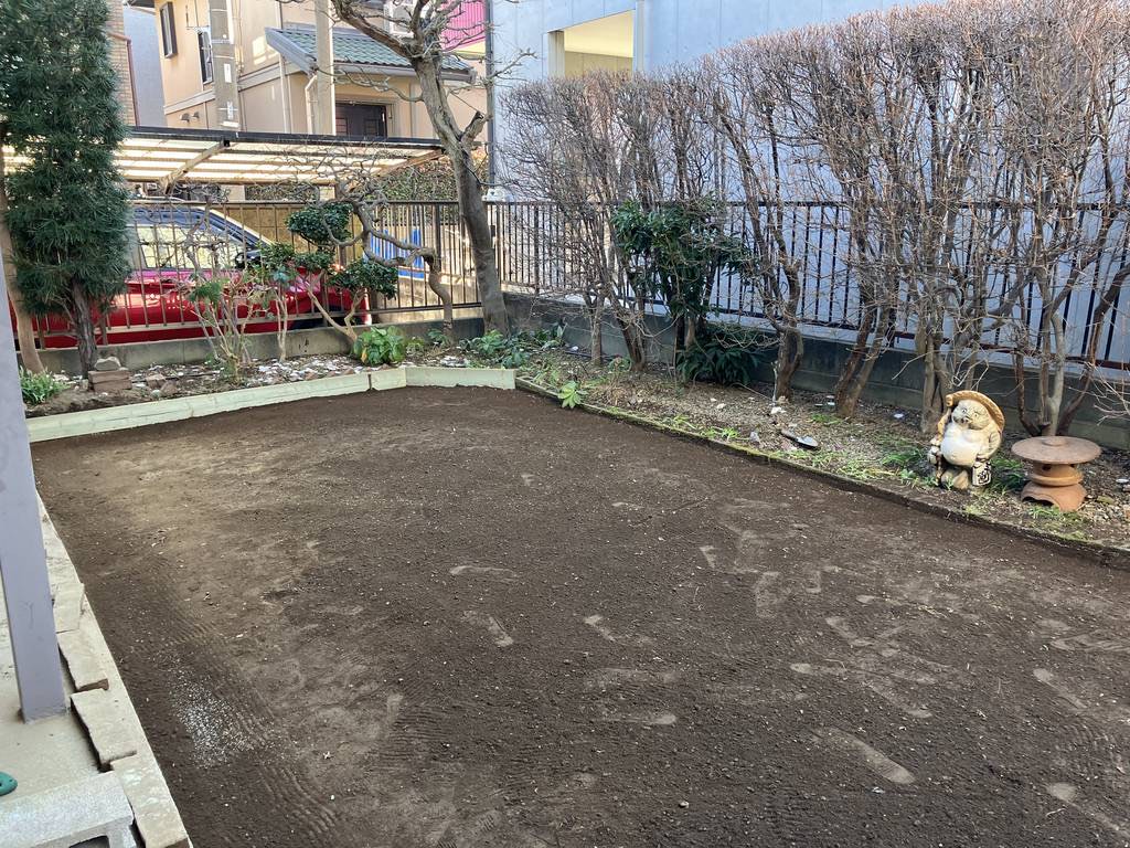 土がむき出しになった作業前の庭